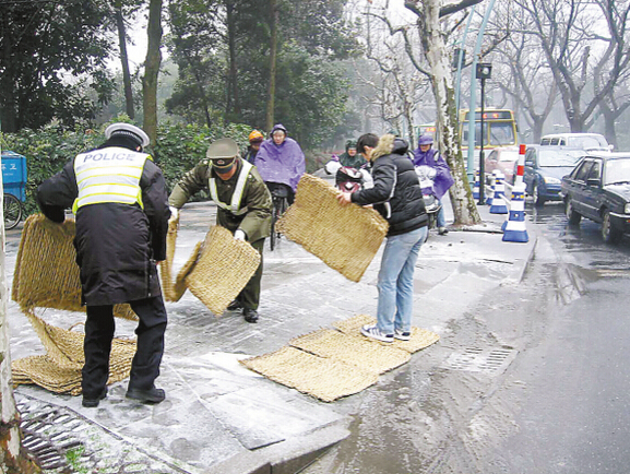 交警與市民使用防滑草支墊鋪路