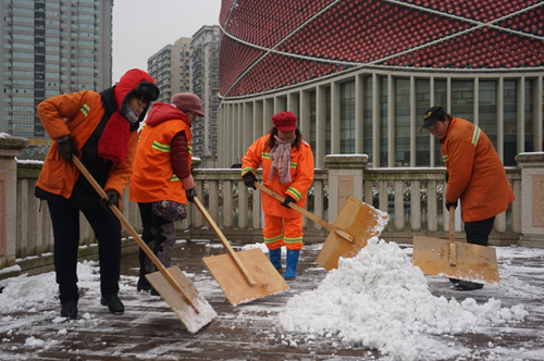 武漢啟動融雪防凍應(yīng)急預(yù)案 撒融雪劑145噸鋪草袋2