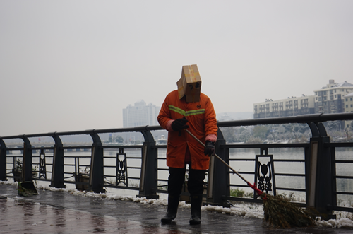 武漢啟動融雪防凍應(yīng)急預(yù)案 撒融雪劑145噸鋪草袋2