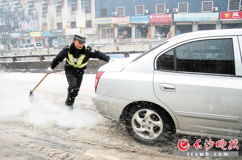 　　長(zhǎng)沙交警在2008年大冰災(zāi)中積極疏導(dǎo)交通。