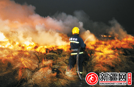 消防車往返城區(qū)加水 草簾廠大火撲救10小時才熄滅