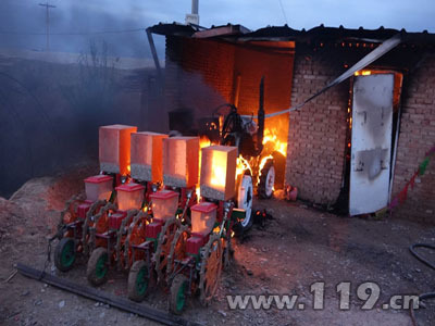 圖為農(nóng)用車著火現(xiàn)場