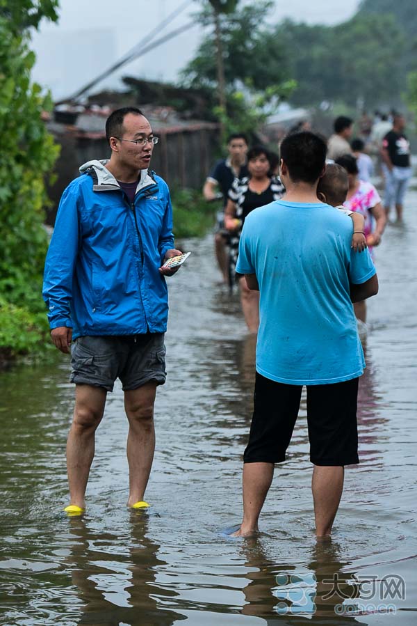 現(xiàn)場直擊新鄉(xiāng)暴雨:蔬菜大棚幾乎沒頂 收成要泡湯了