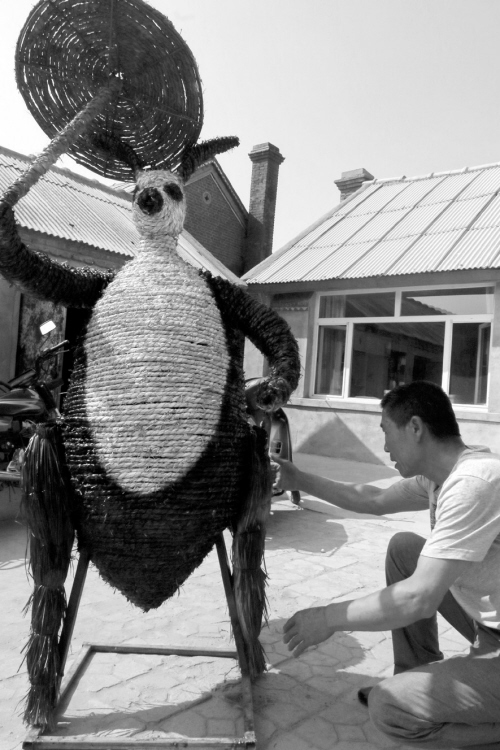 哪吒鬧海、功夫熊貓、宇宙飛人……這些用稻草做成的卡通明星剛一亮相，村里的孩子們就一窩蜂地?cái)D進(jìn)了農(nóng)家小院。得到主人的同意后，大家在一片歡呼聲中，拍照、玩?！@位農(nóng)家院的主人叫黃湖。如今正為了他的稻夫展忙碌著。