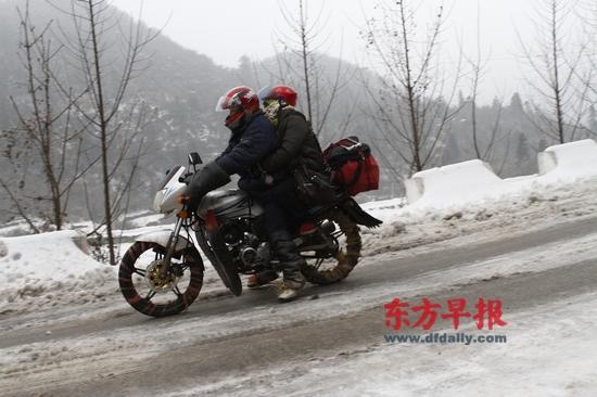 沖刺：車(chē)輪纏草繩翻越雪山