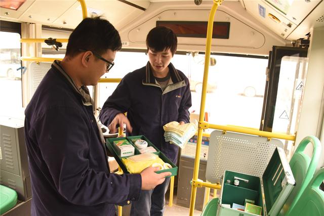 雪來了武漢公交這樣防滑 讓市民坐上暖心車