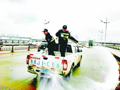 昨提前禁止灑水車作業(yè) 全市9座跨江橋梁撒鹽30噸