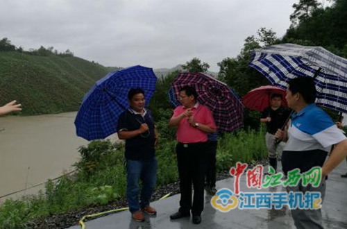 張義紅副縣長(zhǎng)深入永修縣三溪橋鎮(zhèn)檢查指導(dǎo)防汛工作