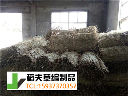 實(shí)拍農(nóng)民稻田收割后稻草的利用，編織成草簾子發(fā)往全國(guó)各地