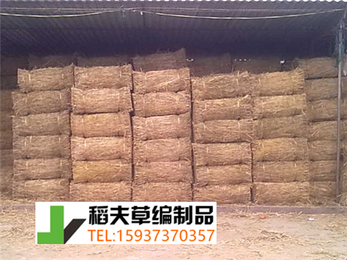 實(shí)拍農(nóng)民稻田收割后稻草的利用，編織成草簾子發(fā)往全國(guó)各地