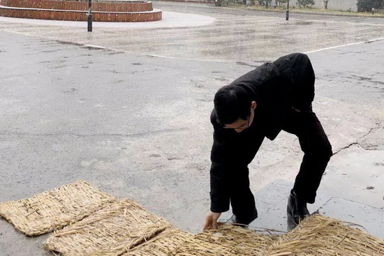 防汛草袋的生產(chǎn)工藝及設(shè)備介紹 防汛草袋的生產(chǎn)工藝及設(shè)備介紹